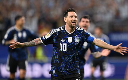 Thủ môn Cape Verde: 'Ronaldo là cỗ máy còn Messi là cầu thủ độc nhất vô nhị'