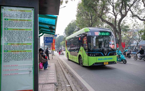 Hà Nội gia hạn sử dụng thẻ xe buýt miễn phí mẫu cũ đến hết năm 2026