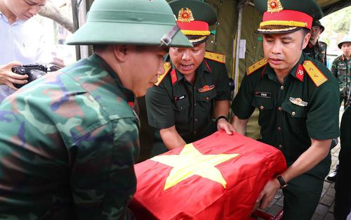 Hình ảnh khai quật, lấy mẫu và bàn giao mẫu hài cốt tại Nghĩa trang liệt sĩ Ngọc Hồi, Hà Nội