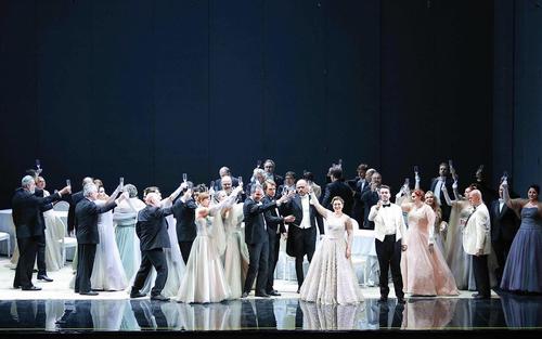 Trình diễn kiệt tác opera "La Traviata" của nhà soạn nhạc vĩ đại Giuseppe Verdi