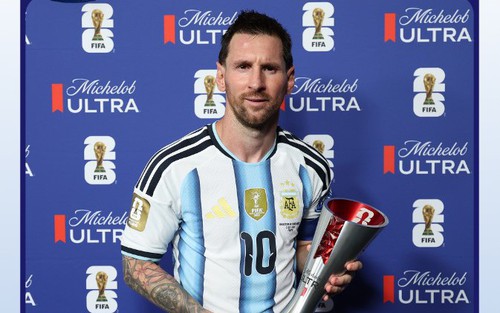 Lý do Messi bị sưng trán khi nhận giải Cầu thủ xuất sắc nhất trận thắng Cape Verde