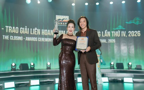 DANAFF IV: Ẵm giải "Nữ chính xuất sắc", Việt Hương đổi kế hoạch kỷ niệm 20 năm ngày cưới 