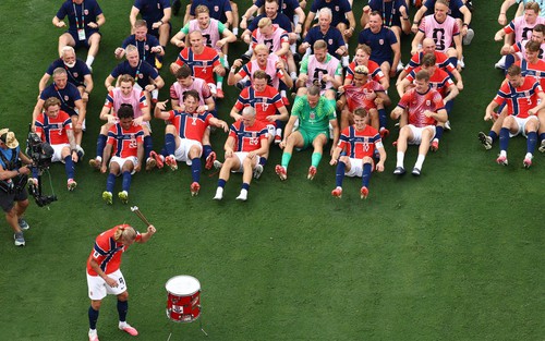 Haaland gõ trống dẫn dắt màn ăn mừng khi ĐT Na Uy làm nên lịch sử ở World Cup 2026