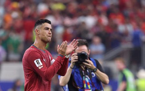 Rooney: "Ronaldo không nhận được sự hỗ trợ từ đồng đội như Messi ở Argentina"