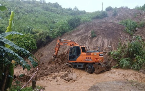 Mưa lớn gây nhiều điểm sạt lở, chia cắt giao thông tại Điện Biên