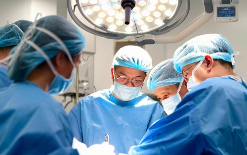 Bệnh viện HN Việt Đức cơ sở Ninh Bình thực hiện ca phẫu thuật cấp cứu đầu tiên