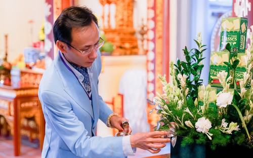 Rộn ràng chuyện cưới hỏi cùng BST "Đóa hoa vàng dưới biển xanh"