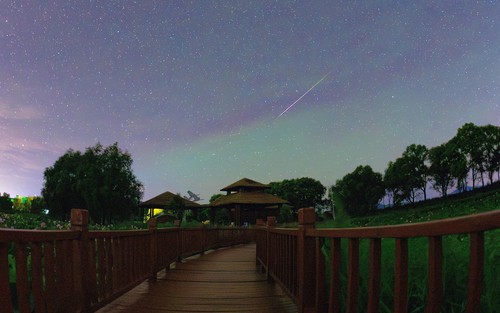 Vẻ đẹp kỳ ảo của mưa sao băng Perseids