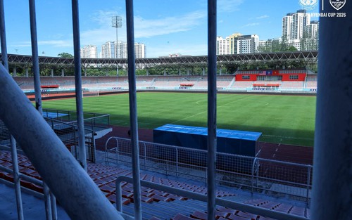 HLV Kim Sang Sik, Xuân Son cùng lo mặt cỏ lạ trước trận Việt Nam gặp Malaysia