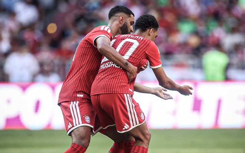 Khoảnh khắc sân Allianz Arena và cầu thủ Bayern hốt hoảng vì Jamal Musiala