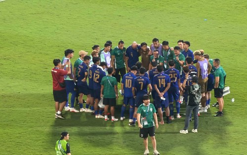 ĐT Thái Lan họp đội ngay trên sân sau khi thua ĐT Việt Nam ở chung kết lượt đi ASEAN Cup 2026