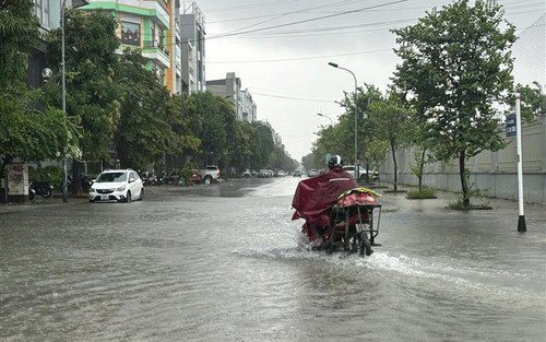 Bão số 4 lại đổi hướng, gây mưa lớn cho Nam đồng bằng Bắc Bộ và từ Thanh Hóa đến Hà Tĩnh