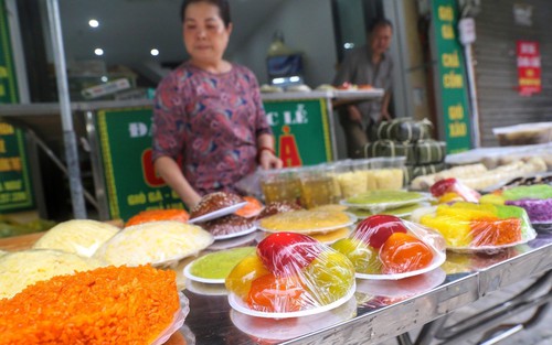 Thị trường lễ Vu Lan: Cỗ chay, dịch vụ trực tuyến hút khách