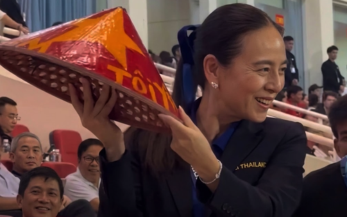 Madam Pang cực thân thiện với người hâm mộ Việt Nam ở trận chung kết ASEAN Cup 2026