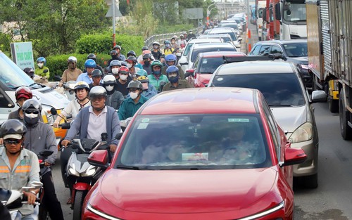 Nhiều tuyến đường cửa ngõ phía Đông TP. Hồ Chí Minh ùn tắc ngày đầu nghỉ lễ