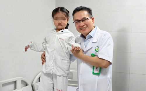 Tái tạo ngón cái từ ngón trỏ cho bệnh nhi 5 tuổi mắc dị tật bẩm sinh