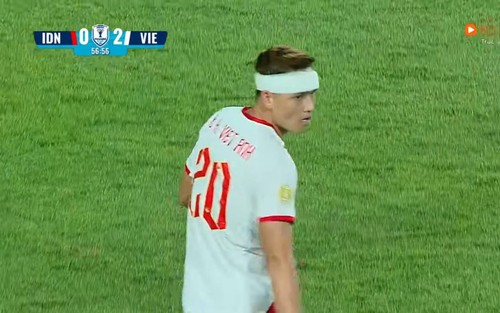 Trung vệ ĐT Việt Nam phải băng đầu thi đấu vẫn xuất sắc khóa chặt tiền đạo cao 1m96 của ĐT Indonesia