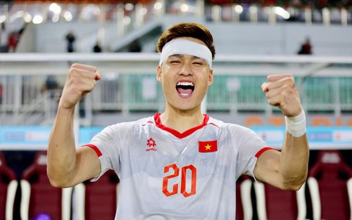 Trung vệ Bùi Hoàng Việt Anh đã được xử lý vết thương