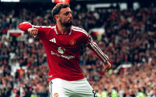 Bruno Fernandes lập hat-trick, MU trút “mưa bàn thắng” vào lưới Ipswich ở Ngoại hạng Anh