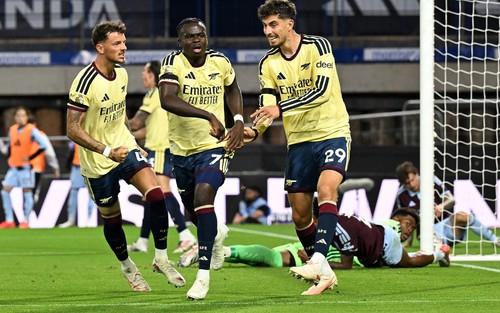 Saka ghi bàn, Arsenal duy trì mạch trận toàn thắng