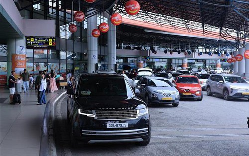 Điều chỉnh làn đón xe dịch vụ tại nhà ga T1 sân bay Nội Bài