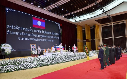 Chủ tịch Quốc hội Trần Thanh Mẫn viếng đồng chí Saysomphone Phomvihane