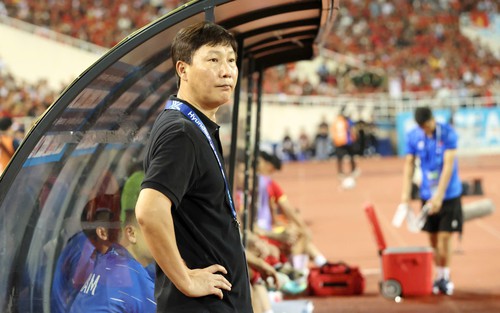 Vừa vô địch, HLV Kim Sang Sik đã lại đi tìm cầu thủ