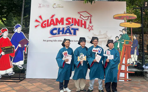Du khách hào hứng 'Nhận học bạ, làm Giám sinh' - trải nghiệm độc đáo tại Văn Miếu - Quốc Tử Giám