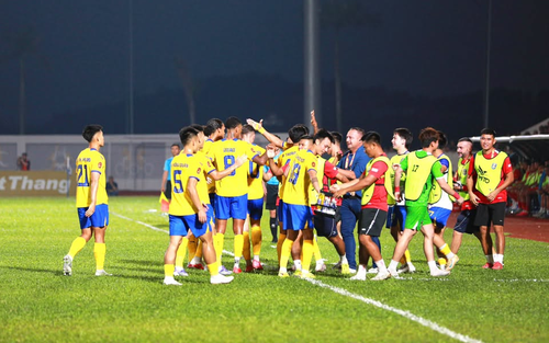 CĐV bóng đá Bắc Ninh vỡ òa với chiến thắng đầu tiên ở sân chơi V-League