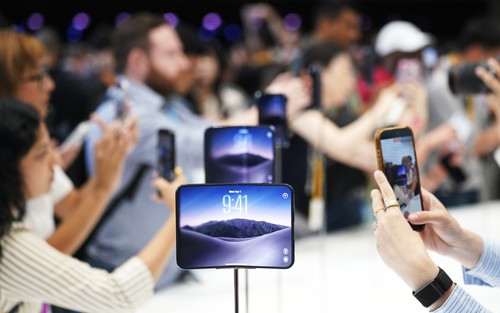 Điện thoại màn hình gập của Apple mở ra cơ hội cho các nhà sản xuất Nhật Bản