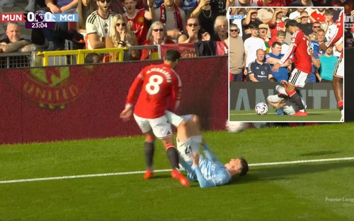 Phil Foden nhận thẻ đỏ sau khi 'dính bẫy' của Bruno Fernandes ở derby Manchester