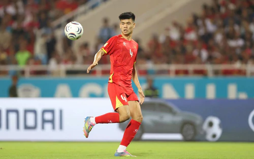 Chân dung trung vệ 19 tuổi cao 1m96 cầm Quốc kỳ Việt Nam tại Lễ khai mạc ASIAD 2026