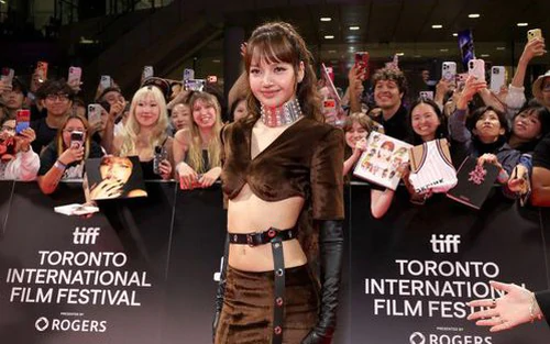 Lisa "gây bão" tại TIFF 2026 với hành trình bước ra khỏi cái bóng Blackpink