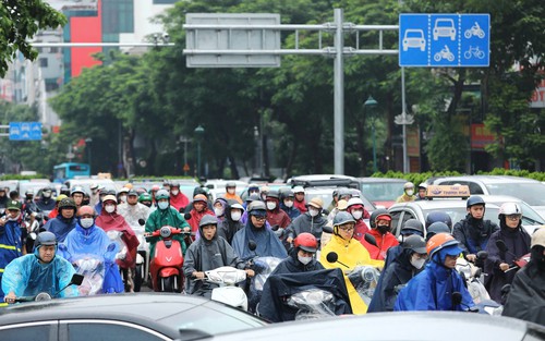 Giao thông Hà Nội ùn tắc nhiều nơi sau mưa lớn
