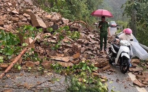Mưa lớn gây sạt lở nhiều tuyến đường ở Lào Cai