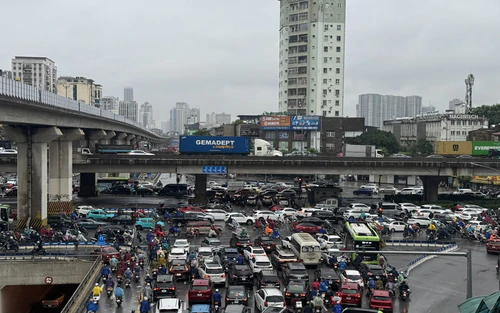 Hà Nội ùn tắc giao thông giờ cao điểm buổi sáng