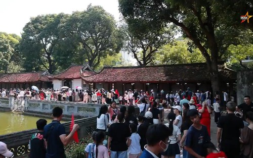 Ngày lễ nắng to: Văn Miếu - Quốc Tử Giám trở thành điểm đến lý tưởng