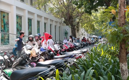 Lượng khách đổ về đông, các điểm gửi xe tại Hà Nội quá tải