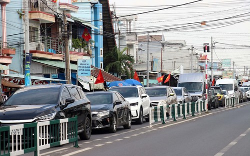 Phương tiện xếp hàng dài chờ qua phà Cát Lái về TP. Hồ Chí Minh chiều 2/9