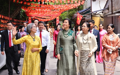 Phu nhân Tổng Bí thư, Chủ tịch nước Tô Lâm và Phu nhân Tổng thống Myanmar thăm làng lụa Vạn Phúc