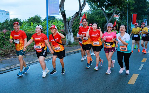 Dàn sao Marathon sải bước trên cung đường xanh Cần Giờ