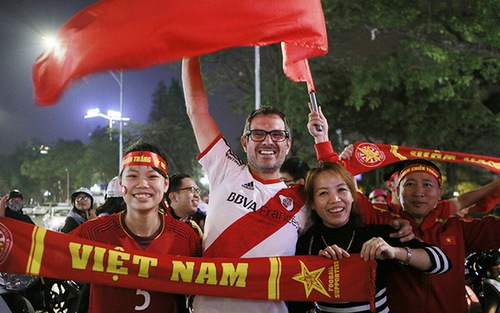 CĐV tràn ra đường ăn mừng chiến tích lịch sử của U23 Việt Nam