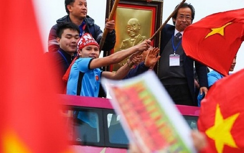 VFF không biết việc ông Lân Trung lên xe bus diễu hành cùng đội U23 Việt Nam