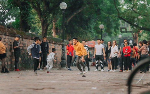 Tiến Dũng và Quang Hải trổ tài ca hát, chơi trò dân gian trong ngày xả trại