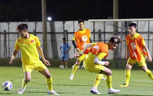 Bùi Tiến Dũng sung sức, Đình Trọng đá chính trận gặp Jordan