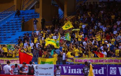 'Cháy' cùng CĐV SLNA trên sân Hàng Đẫy