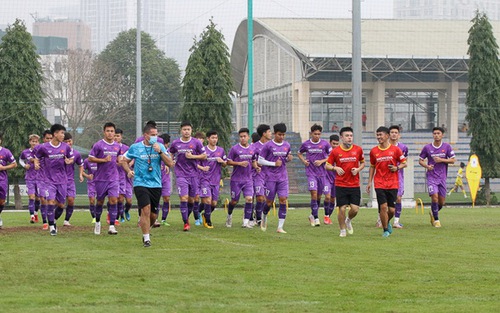 HLV Lee Young-jin cùng U23 Việt Nam dự Dubai Cup vào phút chót