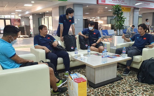 Chuyến bay trễ, U23 Việt Nam mệt mỏi khi đến Uzbekistan