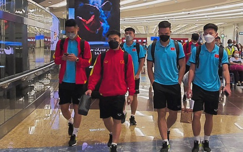 U23 Việt Nam tới UAE sau 12 tiếng di chuyển, ra sân tập ngay