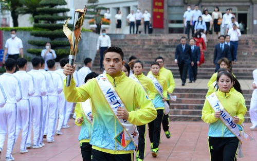 Lửa thiêng SEA Games đã được rước về sân Mỹ Đình